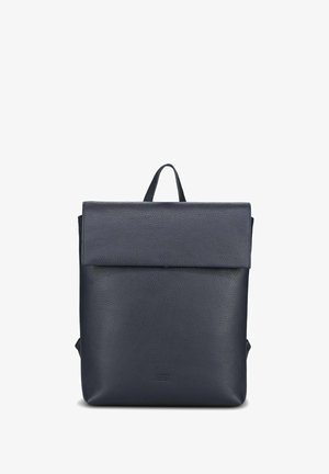 Sac à dos en cuir bleu marine avec un design structuré, doté d'un rabat supérieur plié et d'une surface texturée. Comprend une poignée supérieure et des bretelles réglables.