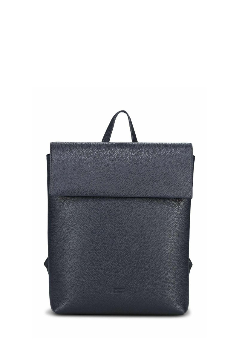 Sac à dos en cuir bleu marine avec un design structuré, doté d'un rabat supérieur plié et d'une surface texturée. Comprend une poignée supérieure et des bretelles réglables.