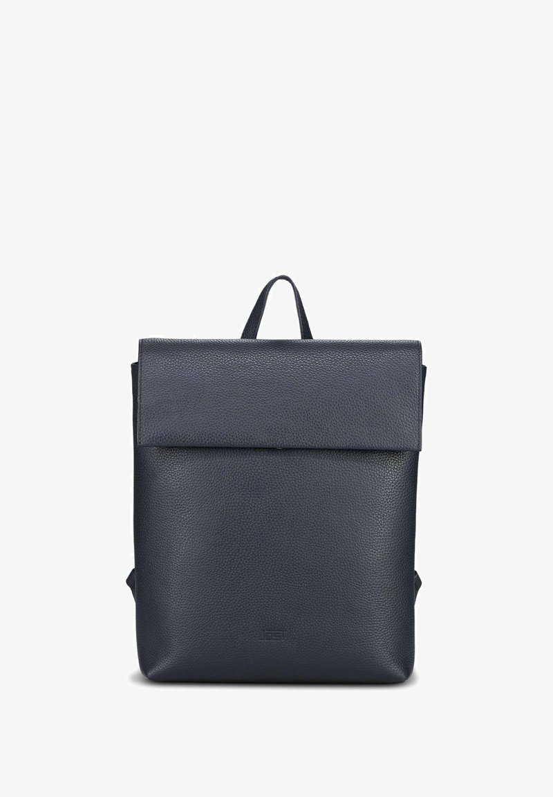 Sac à dos en cuir bleu marine avec un design structuré, doté d'un rabat supérieur plié et d'une surface texturée. Comprend une poignée supérieure et des bretelles réglables.