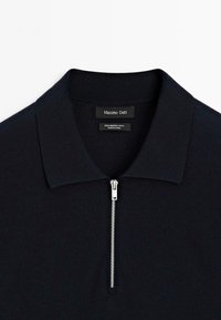 Granatowy polar merino z zamkiem błyskawicznym z przodu, z kołnierzykiem i prążkowaną teksturą. Metka mówi "Massimo Dutti."