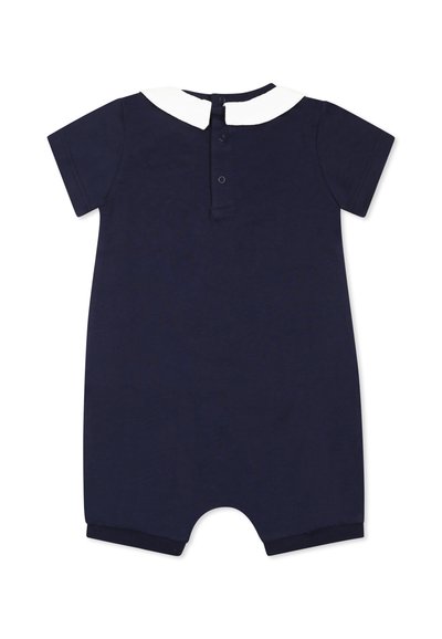 Romper blu navy a maniche corte con colletto piatto bianco, chiusura posteriore con bottoni e orli delle gambe a coste. Tessuto morbido con una texture liscia.