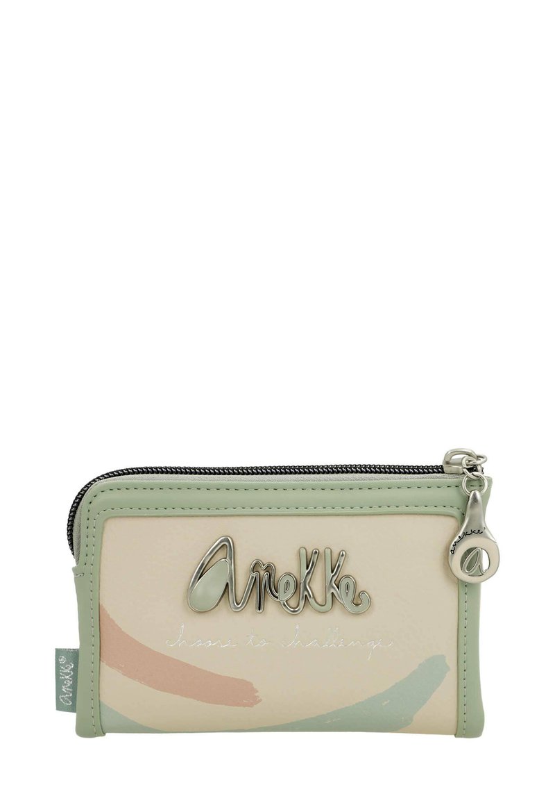 Cartera con cremallera en colores pastel, con textura suave, logotipo plateado y pinceladas abstractas en tonos verdes y rosa.