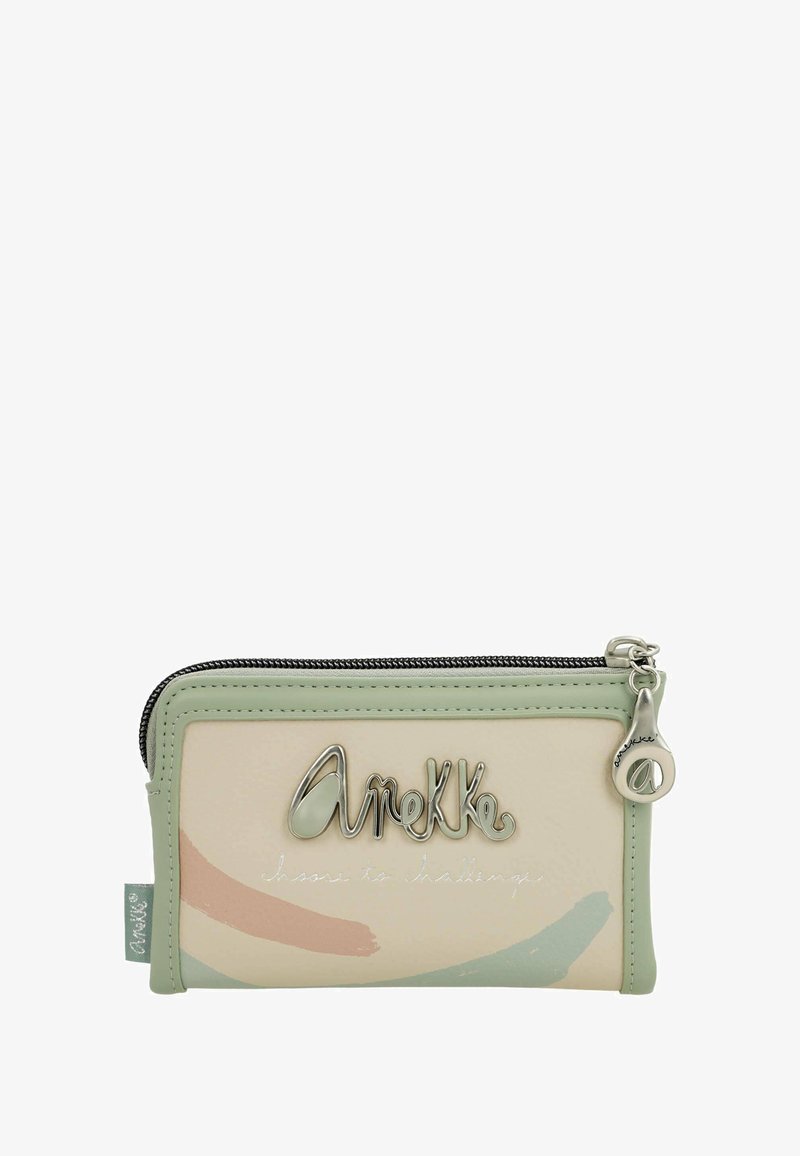 Cartera con cremallera en colores pastel, con textura suave, logotipo plateado y pinceladas abstractas en tonos verdes y rosa.