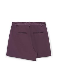 Pantaloni corti viola su misura con passanti per cintura, due tasche posteriori a filetto e un orlo anteriore asimmetrico.