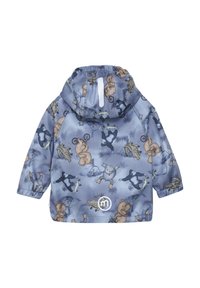 Veste coupe-vent bleue avec un imprégné ludique d'animaux, incluant des ours et des koalas, dotée d'une capuche et de poignets élastiques.