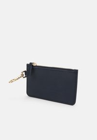 Portafoglio in pelle blu navy con una texture liscia, una zip dorata lungo la parte superiore e un attacco per portachiavi per maggiore comodità.