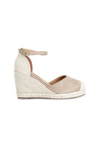 Beige Wildleder Wedge-Sandale mit Knöchelriemen, gewebtem Jute-Absatz und strukturiertem Karomuster auf der Rückseite. Runde Zehenform.