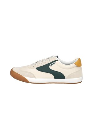 Zapatillas de cuero color beige con acentos en verde oscuro, suela blanca y suela de goma marrón. Cuentan con un diseño de cordones y una marca sutil en el lateral.