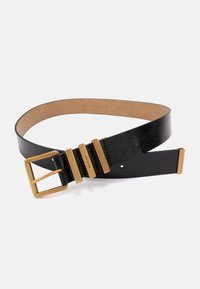 Juodas odinis diržas su tekstūruotu paviršiumi, su auksinės spalvos sagtimi ir metalinėmis dalimis, taip pat trimis horizontaliomis detalėmis netoli sagties.