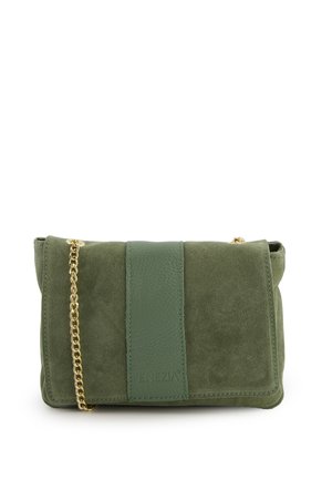 Grøn suede taske med en tekstureret læderdetalje, guldkædestrop og klaplukning. Har et minimalistisk design uden synligt hardware.