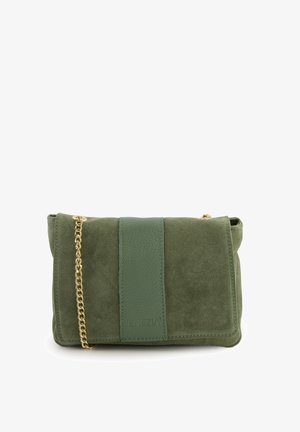 Zielona torebka z zamszu z teksturowanym skórzanym akcentem, złotym łańcuszkiem oraz klapką. Charakteryzuje się minimalistycznym designem bez widocznych elementów metalowych.