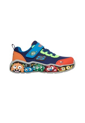 Kindersneaker in blauw, oranje en groen, met cartoonmonstergesichtjes langs de zool en een klittenbandsluiting.