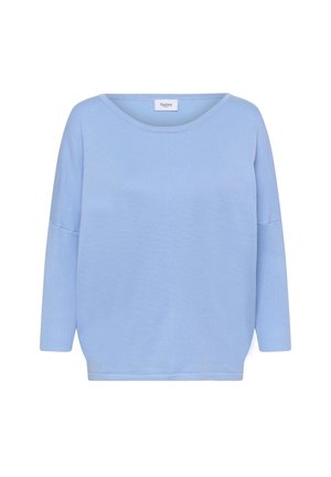 Lichtblauwe gebreide trui met een brede ronde hals, driekwartmouwen en een losse pasvorm. De textuur lijkt zacht en geribbeld.