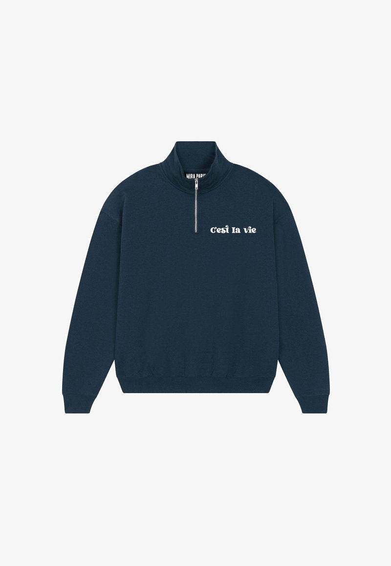 Felpa blu navy con collo alto e zip a un quarto, con testo stampato bianco "C'est la vie" sul davanti. Polsini e orlo a costine.