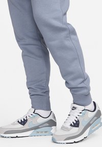 Nike Sportswear CLUB JGGR - Tracksuit bottoms - ashen slate ashen slate white