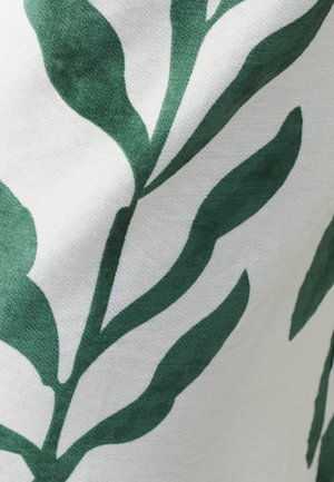 Biała tkanina z zielonym wzorem liści, z wydłużonymi liśćmi o różnych odcieniach zieleni i miękkim, teksturowanym wykończeniem.