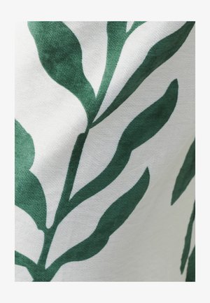 Weißer Stoff mit einem grünen Blattmuster, das längliche Blätter in verschiedenen Grüntönen zeigt und eine weiche, strukturierte Oberfläche hat.