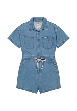 Combinaison courte en denim à manches courtes, avec boutons sur le devant, deux poches poitrine, poches latérales, un col et un cordon de serrage blanc à la taille.