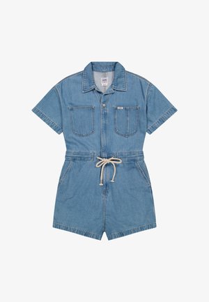 Combinaison courte en denim à manches courtes, avec boutons sur le devant, deux poches poitrine, poches latérales, un col et un cordon de serrage blanc à la taille.