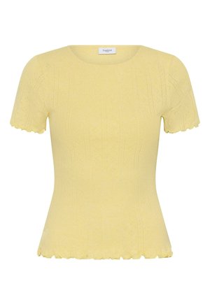 Top corto de punto amarillo con patrón texturizado sutil, cuello redondo y bordes festoneados en las mangas y el dobladillo.