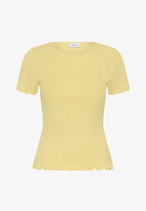 Top corto de punto amarillo con patrón texturizado sutil, cuello redondo y bordes festoneados en las mangas y el dobladillo.