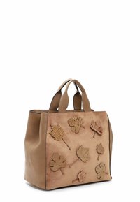 Sac fourre-tout en cuir beige avec des motifs de feuilles embossés, des poignées courtes et une finition texturée. Forme douce et structurée avec des accents décoratifs.