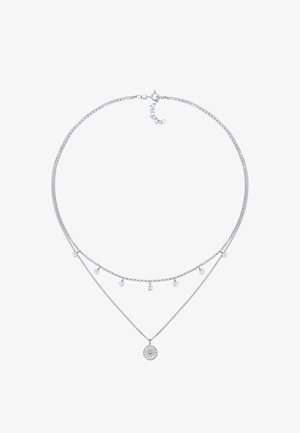 Viacvrstvový strieborný náhrdelník s jemným reťazcom, piatimi malými zavesenými akcentmi a kruhovým príveskom s textúrovaným vzorom.