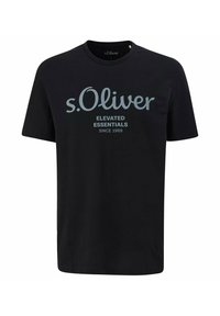 Czarny t-shirt z krótkim rękawem, z jasnoszarym napisem "s.Oliver Elevated Essentials Since 1969" wyśrodkowanym na przodzie.