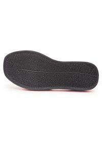 Semelle de chaussure noire avec un motif de nervures texturé et complexe en forme de feuille pour l'adhérence, présentée à plat sur fond blanc.
