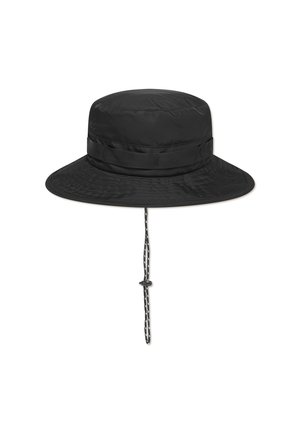 Μαύρο καπέλο τύπου bucket κατασκευασμένο από ελαφρύ ύφασμα, με φαρδύ γείσο, υφή ταινία και ρυθμιζόμενο λουρί κάτω από το πηγούνι με κορδόνι.