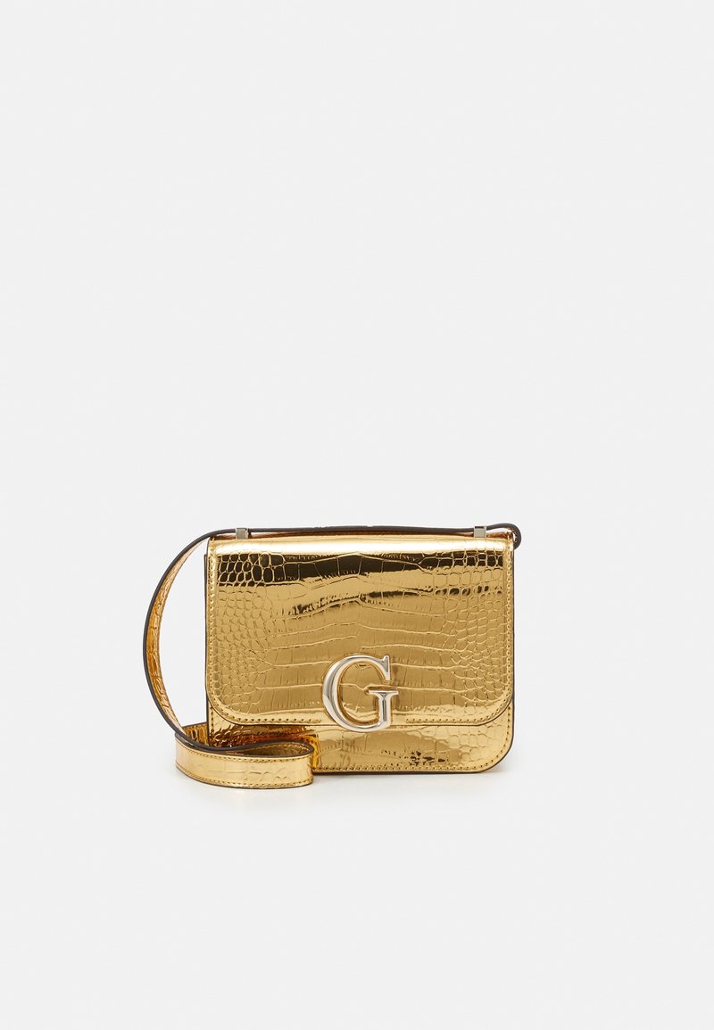 Guldfarvet crossbody taske med krokodilleskind tekstur, der har en magnetisk klaplukning og et sølvfarvet 'G' logo detaljer. Justerbar rem.