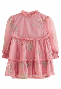 Robe en tulle rose à manches longues avec col volanté et ourlet, ornée de motifs floraux délicats brodés en vert et jaune.