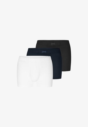 Tre boxer da uomo in bianco, blu navy e nero, impilati uno davanti all'altro con elastici in vita, su sfondo bianco.