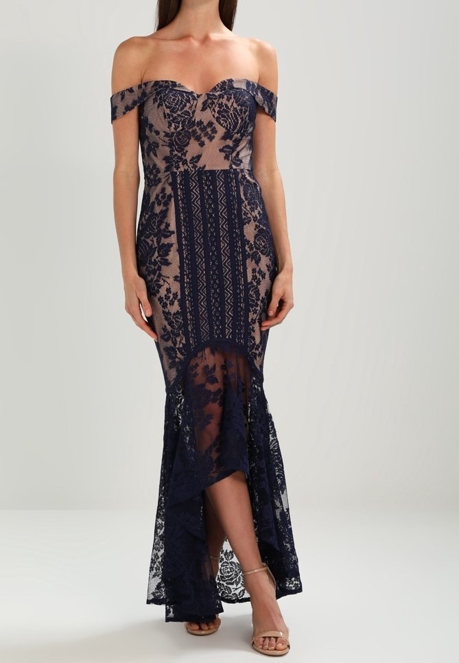 Marinblå spetsaftonklänning med avskurna axelband, blommönster, kontrasterande nude-foder, hög slits och texturerade detaljer.