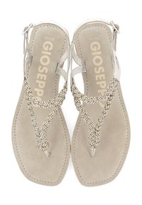 Flade sandaler med sølvbesatte stropper, en blød beige ruskindsbund og et enkelt, åbent tådesign. Justerbar ankelrem inkluderet.