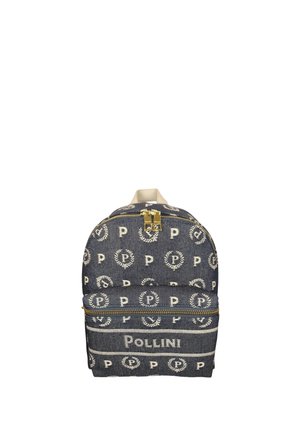 Zainetto piccolo in denim scuro con loghi bianchi ripetuti a forma di "P" e scritta "POLLINI" sulla tasca anteriore, con zip dorate e manico beige.