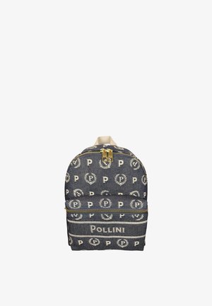 Zainetto piccolo in denim scuro con loghi bianchi ripetuti a forma di "P" e scritta "POLLINI" sulla tasca anteriore, con zip dorate e manico beige.