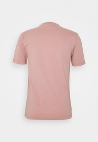 Tričko s krátkým rukávem a kulatým výstřihem ve světle růžové barvě z bavlny, s hladkým povrchem a standardním střihem. Zadní pohled bez grafik a akcentů.