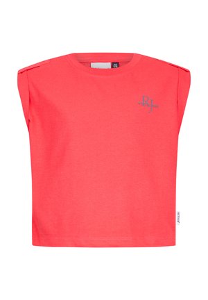 Bezrekawnik w kolorze koralowej czerwieni z małym logo "RJ Retour Jeans" na górnej lewej części klatki piersiowej oraz metką na dolnym prawym brzegu.