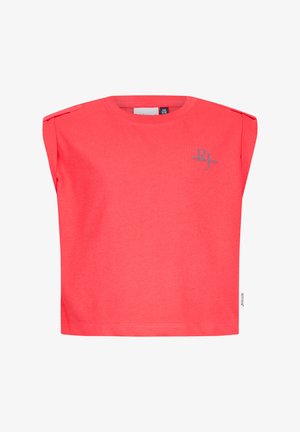 Koraalrode mouwloze T-shirt met klein "RJ Retour Jeans" logo op de bovenste linkerborst en een label op de onderste rechter zoom.