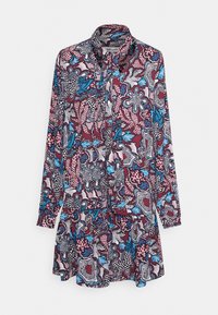 Šaty s dlouhým rukávem v barvách burgundy, modré, černé a bílé s květinovým vzorem. Obsahují límeček, zapínání na knoflíky a sukni s vrstveným designem.