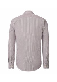 Lange mouwen shirt van lichte stof met verticale witte en bordeauxrode strepen. Bevat een kraag en knoopmanchetten. Achteraan is een gebogen zoom zichtbaar.