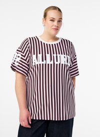 T-shirt à rayures bordeaux et rose clair avec le texte blanc « ALLURE » sur la poitrine. Présente un col rond et des manches courtes.