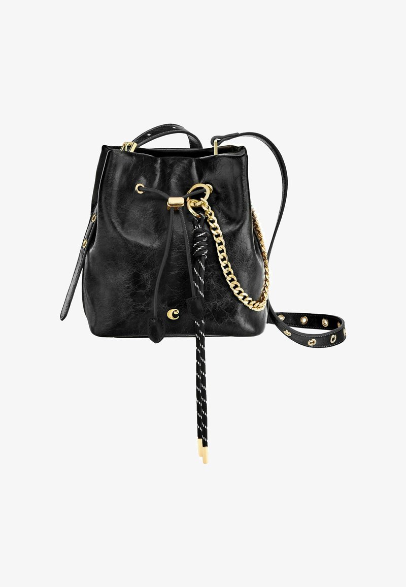 Črna usnjena torbica v obliki vedra z zlatim verižnim in obročkastim okrasjem, zapiranjem na vrvico in nastavljivim ramenskim trakom na belem ozadju.
