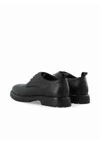 Zapatos de cuero negro con acabado texturizado, punta redondeada y diseño de cordones. Suela de goma con patrón de tracción.