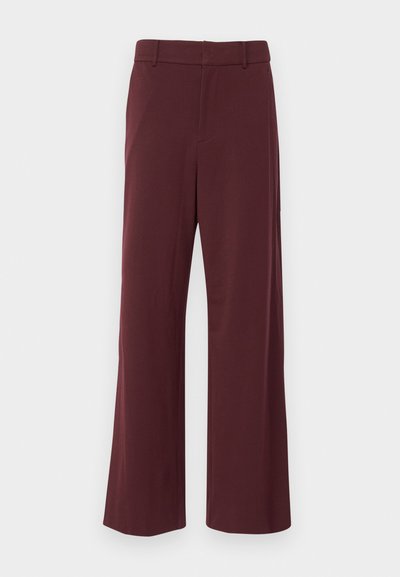 Φαρδιές παντελόνες σε σκούρο μπορντό χρώμα, κατασκευασμένες από μαλακό ύφασμα. Διαθέτουν επίπεδο μπροστινό μέρος με μέση και θηλιές για ζώνη.