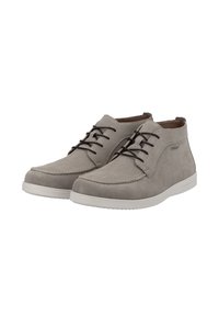Stivaletti in suede grigio chiaro con punta rotonda, lacci marroni a contrasto, dettagli cuciti e suola flessibile in gomma bianca.