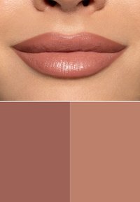 Zbliżenie na usta z matową pomadką w kolorze nude o gładkiej fakturze i subtelnym połysku. Poniżej dwa próbki kolorów: głęboki róż i jasny nude.