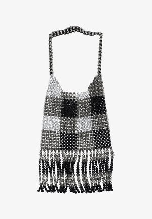 Gyöngyökkel díszített kézitáska sakktáblaszerű mintával fekete, ezüst és fehér színekben. Ki van véve bojtokkal az alja és kerek pánttal rendelkezik. Textúrált fémszerű felület.