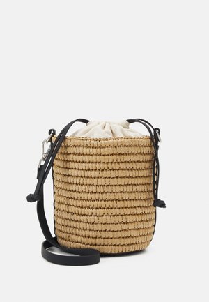 Kleine gevlochten strooien emmertas met beige stoffen trekkoordsluiting en zwarte verstelbare schouderriem.